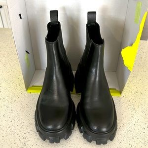 New - Gianni Bini
Rockowitz Leather Chunky Lug Sole Booties